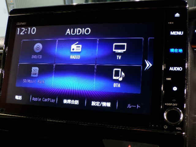 CD、DVD、Bluetooth、AM、FM、AUX、スマートフォン接続ができます。