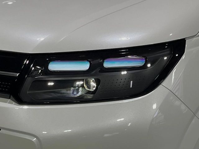 【LEDヘッドライト】悪天候や夜間走行時も良好な視界を確保し安心して運転できる高輝度LEDヘッドライトを装備！点灯速度が早く、消費電力も抑えられています。