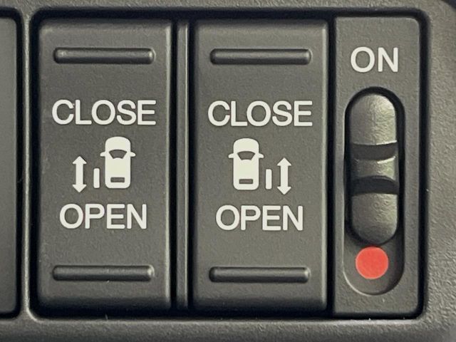 【両側パワースライドドア】スマートキーや運転席のスイッチで後席両側スライドドアの開閉が可能♪電動だから力を入れてドアを開ける必要が無く、小さなお子様でも簡単に開け閉めでき快適です♪
