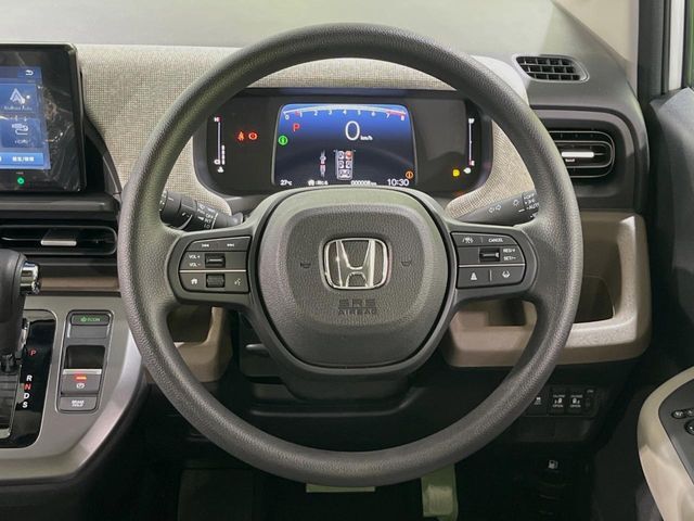 【車線維持支援システム】高速道路走行時、車線からはみ出しそうな時にステアリングを制御。より安心・安全な運転をサポートしてくれます！