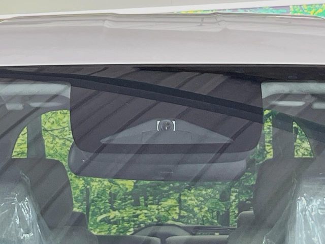 【ホンダセンシング】走行中に前方の車両等を認識し、衝突しそうな時は警報とブレーキで衝突回避と被害軽減をアシスト。より安全にドライブをお楽しみいただけます。