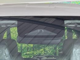 【ホンダセンシング】走行中に前方の車両等を認識し、衝突しそうな時は警報とブレーキで衝突回避と被害軽減をアシスト。より安全にドライブをお楽しみいただけます。