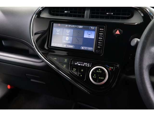 TV/CD/Bluetooth対応のナビ（純正）が付いています！各種エンタテインメントがドライブをより盛り上げます。オートエアコンを装備しているので設定した温度で車内の温度調整を自動で行ってくれます！