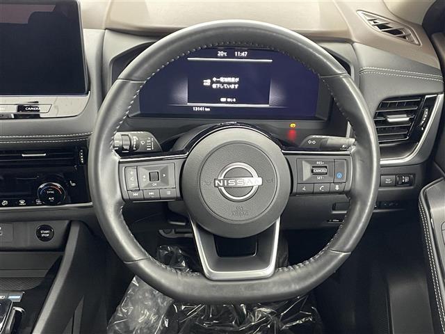 【ステアリング】軽い力で扱いやすいハンドルです。目立つ傷やスレなどなく綺麗な状態です！除菌プランいれていただくとさらに快適に！清潔なお車はお子様にも安心ですね！