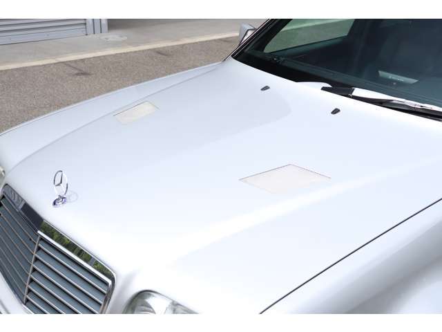 AMG E60が手の届かない存在となった今、このE500 Limitedベースの確かな代替ではなく、別次元の1台としてご紹介したいと思います。