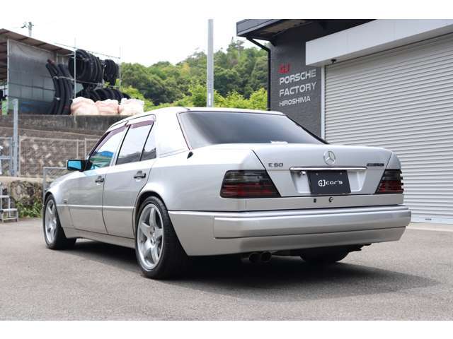 今回ご紹介する1台は、E500 Limitedをベースに、スペシャルコンプリート仕様へと仕上げられた個体。希少性と完成度の高さを兼ね備えた、まさに“唯一無二”の一台です。