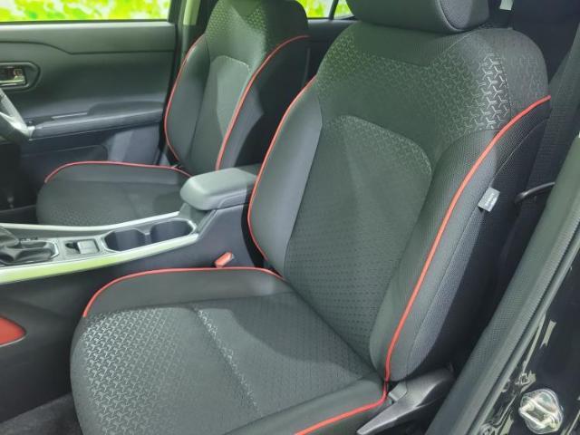 WECARSでは各商談席に大型モニターをご用意しております！見やすい大画面でゆったりと全国の在庫をご覧いただけます！是非ご来店お待ちしております！