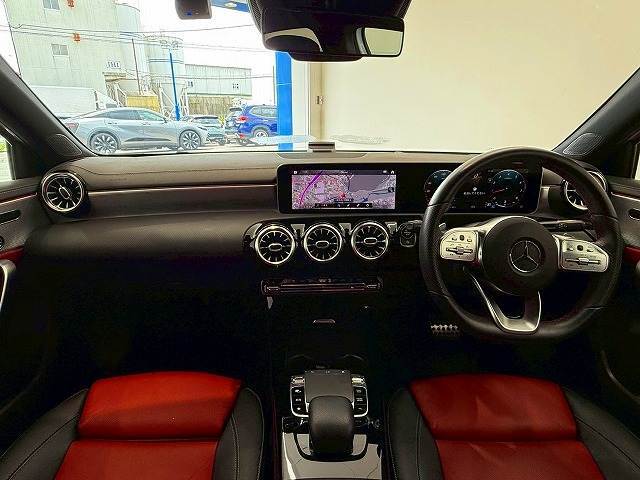 コックピット。車内もキレイで嫌な臭いもありません！ご納車後の臭いが付きにくくなる「空気触媒コーティング」もあります。