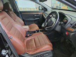 フロントシートのお写真です。　広い足元と、ゆったり座れるシートは長時間の運転でも疲れにくくなっております♪