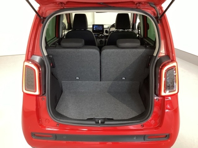 開口部も広く荷物の積み下ろしもしやすいお車となっております。シートの背もたれは5：5の割合で分割して可倒できるので、長いお荷物などを載せることもできます。