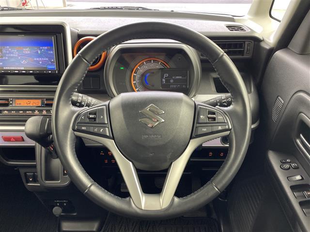 【ステアリング】軽い力で扱いやすいハンドルです。目立つ傷やスレなどなく綺麗な状態です！除菌プランいれていただくとさらに快適に！清潔なお車はお子様にも安心ですね！