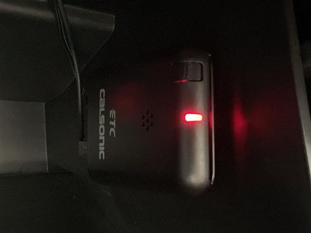 【ETC】有料道路を利用する際に料金所で停止することなく通過できる、ETC車載器（ノンストップ自動料金収受システム機器）が装備されています。セットアップを行うことで利用可能になります。