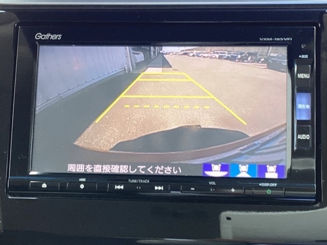 3ビュー切り替えやガイド線表示のバックカメラで、バックでの車庫入れも安心です。