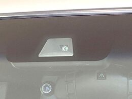 【ホンダセンシング】走行中に前方の車両等を認識し、衝突しそうな時は警報とブレーキで衝突回避と被害軽減をアシスト。より安全にドライブをお楽しみいただけます。