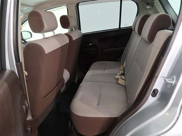 ゆとりある広々とした車内空間は、ドライブを始め買い物やレジャーなど、幅広く活躍します。一人でもみんなとでもお出かけを楽しみましょう！