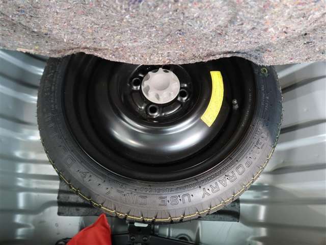 スペアタイヤ装着車両になります