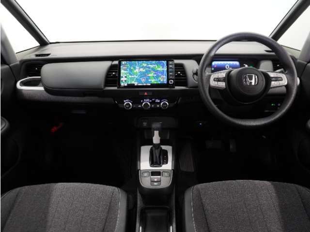視界広々で非常に運転しやすくロングドライブでも疲れを感じさせないすっきりとまとまったインパネ周りです。