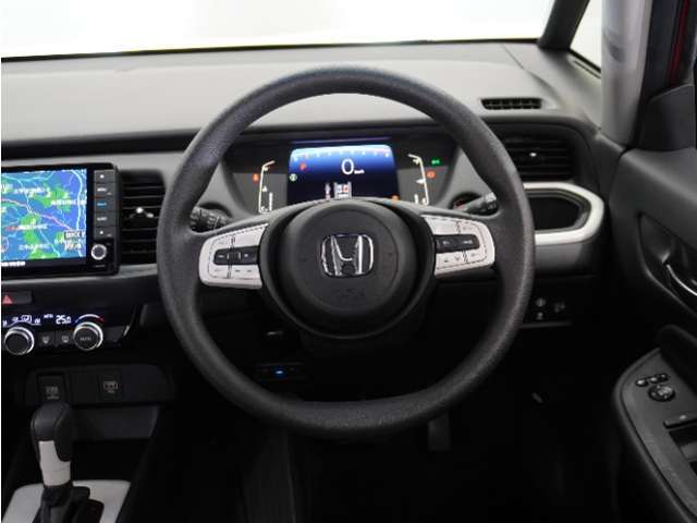 【Honda SENSING】 カメラ等装置で精度の高い検知能力を発揮、安全運転を支援します。ステアリング上のコントローラーに注目！