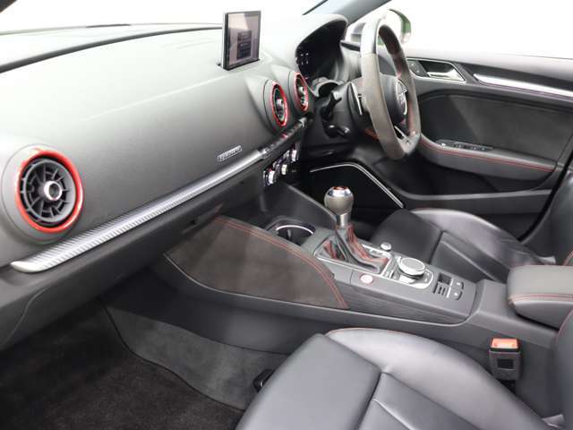 整備工場を完備しておりますので、ご納車整備やアフターメンテナンス、車検から板金修理まで一貫して行うことが可能です！