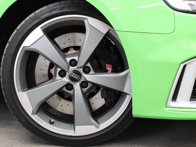 納車から3年間、年3回の無料オイル交換サービスも全車に付帯致します♪オイル交換の際には無料で手洗い洗車＋ポリマーメンテナンスも実施！！長く綺麗な状態でお乗り頂けます♪