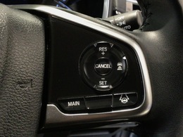 【アダプティブ・クルーズ・コントロール】予め設定した車速内でクルマが自動的に加減速。 前走車との適切な車間距離を維持しながら追従走行し、高速道路でのドライバーの疲労を軽減してくれる嬉しい機能付♪