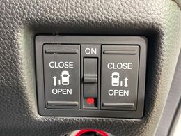 【両側パワースライドドア】スマートキーや運転席のスイッチで後席両側スライドドアの開閉が可能♪電動だから力を入れてドアを開ける必要が無く、小さなお子様でも簡単に開け閉めでき快適です♪