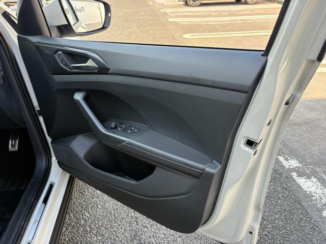 運転席ドアトリム。ドアポケットにはペットボトルも置けるスペースが確保されています。