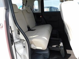 後部座席です。座席下に収納あります。