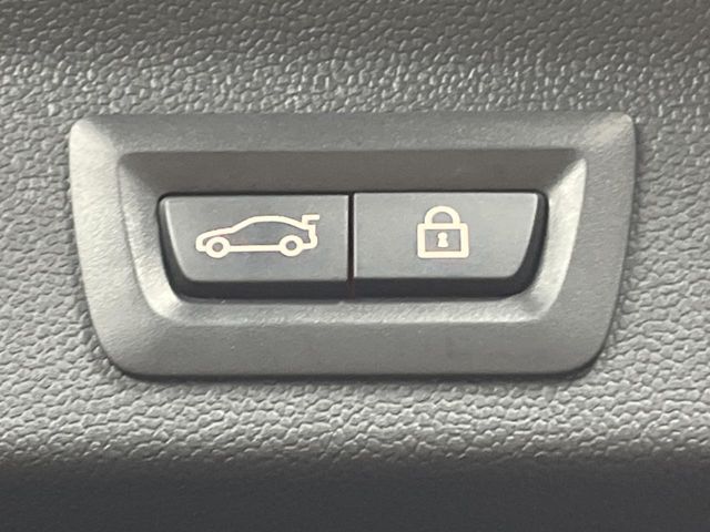 ●電動リアゲート：ワンタッチでリアゲートの開閉ができ、荷物などで両手が塞がっている状態でも簡単に開閉ができる便利機能です。