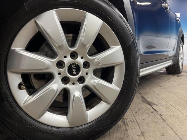 ●純正17インチアルミホイール：輸入車ならではの卓越した走りを支えるホイールと足回りです！日本車の走りに慣れている方にもぜひ体感して頂きたいほど、高いレベルでまとまっています！