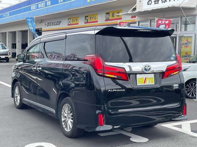 雨が降ってもゆったりと車選びができる全天候型立体展示場！エスカレーター完備！