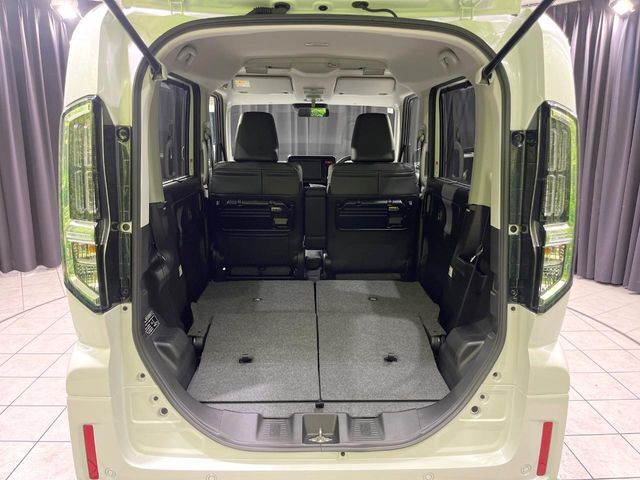 普段のお買い物や通勤、送迎等に十分な荷室スペースを確保しております。セカンドシートを倒すと、大きな荷物の積載も可能です♪