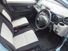 綺麗な室内です。全席にバキューム式のシートクリーニングも施工して、見えない汚れも除去しております。禁煙車です。