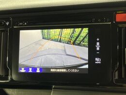 【バックカメラ】駐車時に後方がリアルタイム映像で確認できます。大型商業施設や立体駐車場での駐車時や、夜間のバック時に大活躍！運転スキルに関わらず、今や必須となった装備のひとつです！