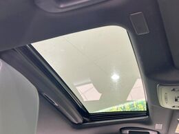【サンルーフ】開放感たっぷりの希少装備、サンルーフが装着されています！車内に明かりを取り入れたり景色を楽しむ以外にも、車内の空気も簡単に換気できて快適です！