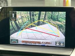 【バックカメラ】駐車時に後方がリアルタイム映像で確認できます。大型商業施設や立体駐車場での駐車時や、夜間のバック時に大活躍！運転スキルに関わらず、今や必須となった装備のひとつです！