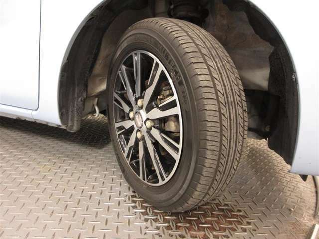 装着のタイヤサイズは「155/65R14」です。この他にも常時200台程度の在庫車を県内に展示しております。探しているお車がない場合は店舗スタッフにご用命下さい！