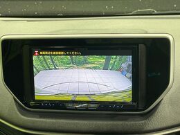【バックカメラ】駐車時に後方がリアルタイム映像で確認できます。大型商業施設や立体駐車場での駐車時や、夜間のバック時に大活躍！運転スキルに関わらず、今や必須となった装備のひとつです！