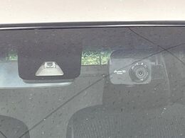 【スマートアシスト】走行中に前方の車両等を認識し、衝突しそうな時は警報とブレーキで衝突回避と被害軽減をアシスト。より安全にドライブをお楽しみいただけます。