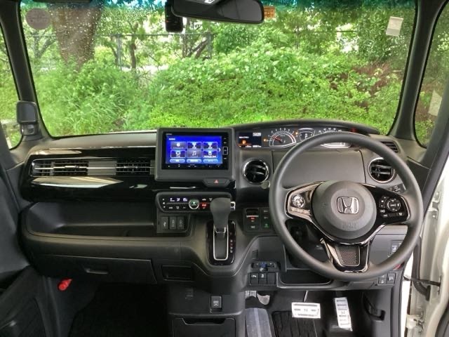 フロントガラスが大きく、ワイドな視界で運転もしやすくなるように、設計されています。