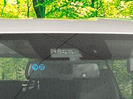 【三菱e-Assist】走行中に前方の車両等を認識し、衝突しそうな時は警報とブレーキで衝突回避と被害軽減をアシスト。より安全にドライブをお楽しみいただけます。