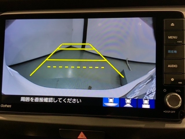 リバースギアに入れるだけで後方の表示へ切り替わります。夜間や雨の日の駐車も楽になりますよ。