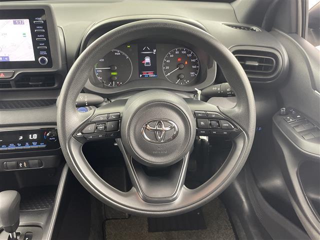 【ステアリングリモコン】手元のボタンから、オーディオやナビなどの操作ができるので、よそ見をせずに安全に運転に集中できます！