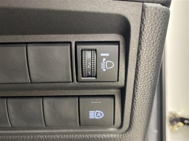 【衝突軽減ブレーキ】衝突するおそれが高い場合、音と光で注意して強いブレーキングを行い、衝突回避・被害軽減を支援します。機能には限界があるためご注意ください。