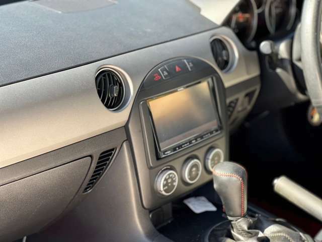 【オートエアコン】お好みの温度に設定すれば、車内のエアコンの風量や温度を自動で調整。何度もスイッチ操作をする必要はありません。快適な車内空間に必須機能！