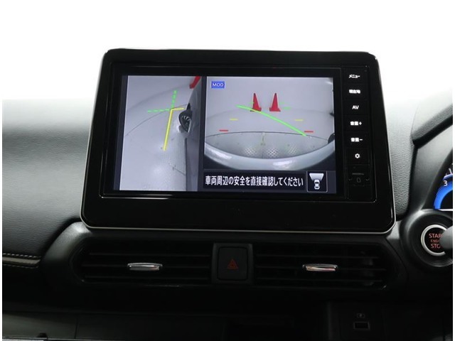 サイドビュー・車両に取り付けたフロント、サイド、バックカメラの映像を合成して画面上に表示させることで、低速時の運転を補助する装置です。