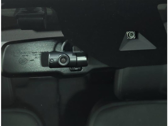 ドライブレコーダー装備：車の走行中の主に外観を中心に記録する撮影機材です！交通事故発生時の責任の所在を明確にしたり、観光等を記録するのにも役立ちます！