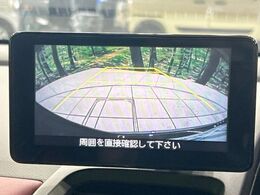 【バックカメラ】駐車時に後方がリアルタイム映像で確認できます。大型商業施設や立体駐車場での駐車時や、夜間のバック時に大活躍！運転スキルに関わらず、今や必須となった装備のひとつです！