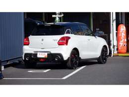 メーカーオプション　ブラック2トーンルーフ　専用ドアアームレスト　インパネ　コンソル　オーナメント〔ヒートグラデーション〕専用ステアリングガーニッシュ〔グロスシルバー〕専用17インチアルミ