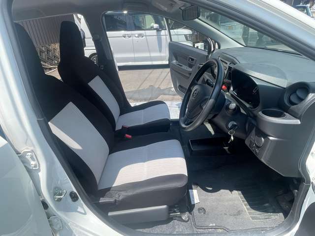 運転席の写真です！車内もキレイにクリーニングしています！Webサイトでは動画も配信中♪ → https://asukapeople.com/　他の画像が見たい場合は是非お問合せ下さい！